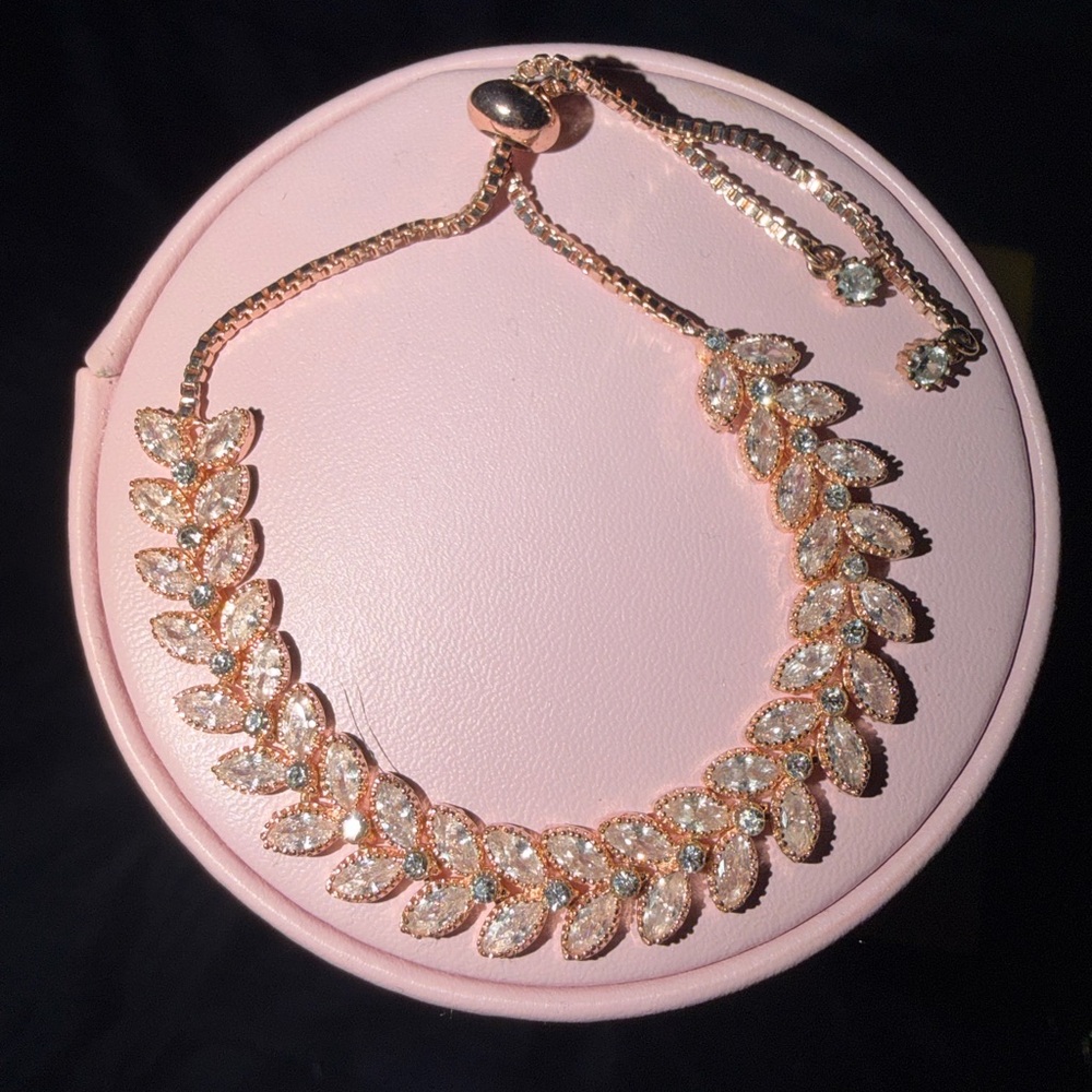 Elegant Gold Leaf Necklace